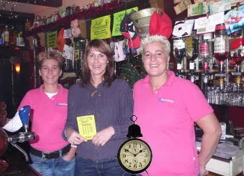 Helga krijgt haar drankkaart van Café de Wekkerrr... in Helmond