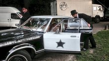 The Blues Brothers arriveren met hun auto in Helmond
