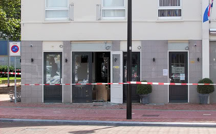 de vernielde ramen en deuren van coffeeshop Carpe Diem in Helmond
