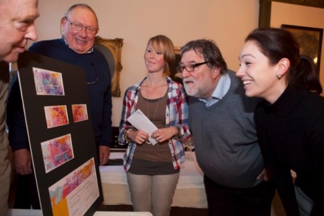 Vol trots kijkt Renée toe hoe andere haar werk bewonderen