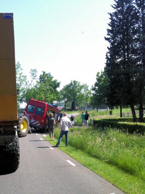 Brandweerbus in de greppel in Brandevoort