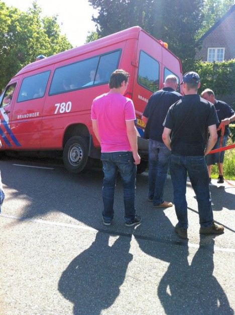 Brandweerbus in de greppel in Brandevoort