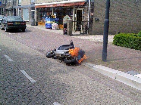 Brandende scooter op de Dorpsstraat in Stiphout