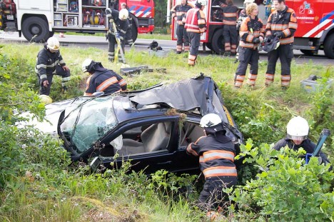 Auto in sloot