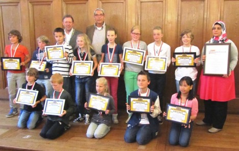 de verkeersbonzen van 2012 en links de vertegenwoordigster van basisschool Salah Eddin El Ayyoubi