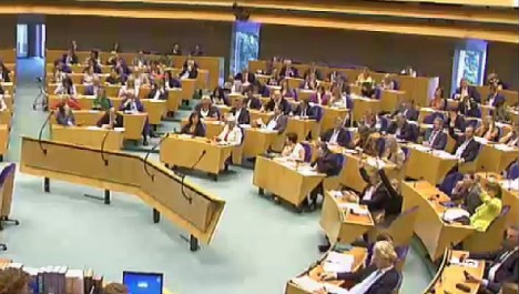 1 van de vele stemming, op deze stemde ze (rechtsonder in het geel) voor 