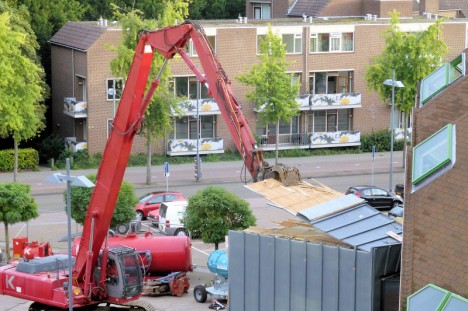 de echte sloop van theater 't Speelhuis is begonnen