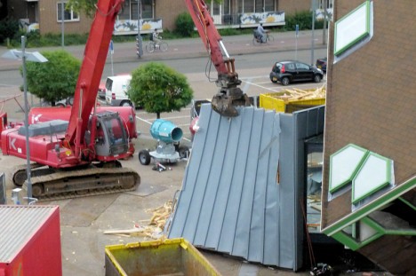 de echte sloop van theater 't Speelhuis is begonnen