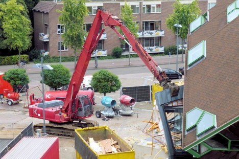 de echte sloop van theater 't Speelhuis is begonnen