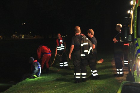 Duikers zoeken vermiste man in vijver Hortensiapark