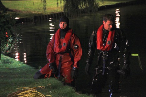 Duikers zoeken vermiste man in vijver Hortensiapark