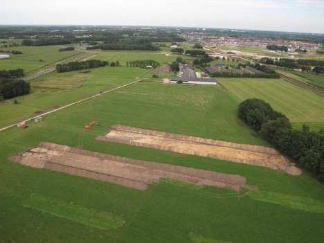 De eerste werkputten met rechts kringgreppels van het grafveld Kranenbroek (foto Lookdown, Tilburg)