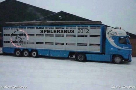 Nieuwe spelersbus van Ajax!!