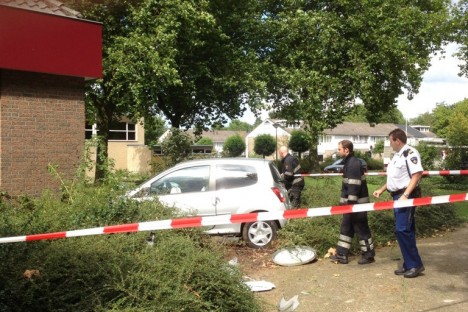 auto rijdt tegen de kerk de Schabbert