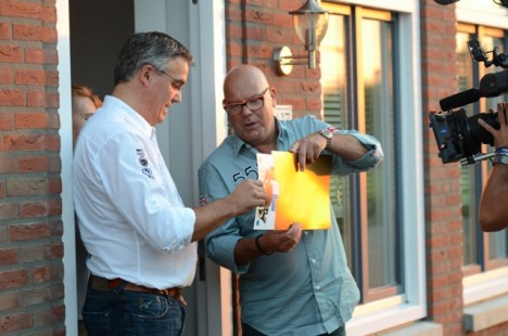 Gaston reikt een ander winnaar de cheque uit Foto gemaakt door comee.nl