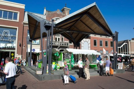 de politiek op de markt 2012 foto door Jacky Pikaar
