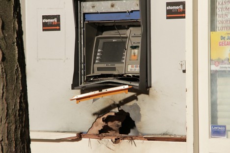 Plofkraak op de pinautomaat in de Azalealaan