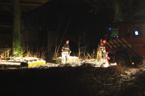 Man door het ijs in Eindhovens Kanaal in Helmond