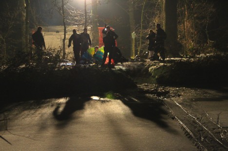 Man door het ijs in Eindhovens Kanaal in Helmond