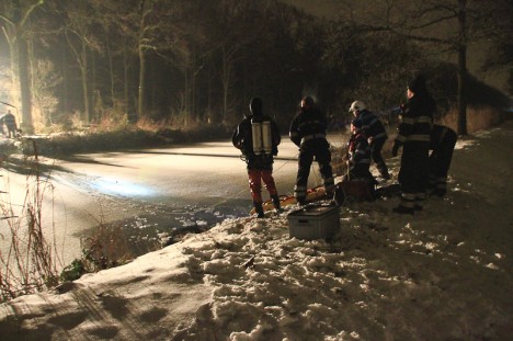 Man door het ijs in Eindhovens Kanaal in Helmond