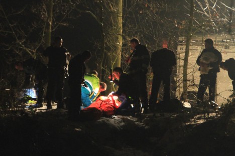 Man door het ijs in Eindhovens Kanaal in Helmond