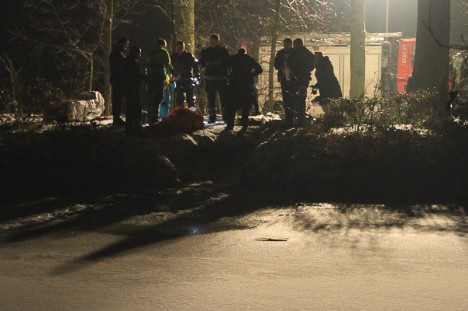 Man door het ijs in Eindhovens Kanaal in Helmond