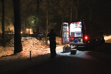 Man door het ijs in Eindhovens Kanaal in Helmond