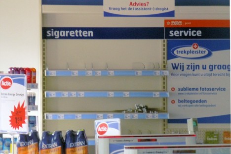 Het lege schap voor de sigaretten vanochtend in alle vroegte