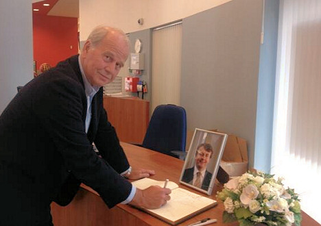 wethouder Jan van den Heuvel tekende vanmiddag het condoleanceregister