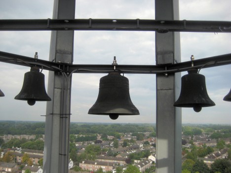 bovenaan de lege balk waaraan de kleinere klokjes hingen