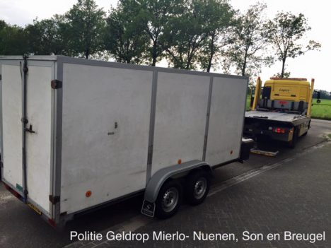 de in beslag genomen aanhanger